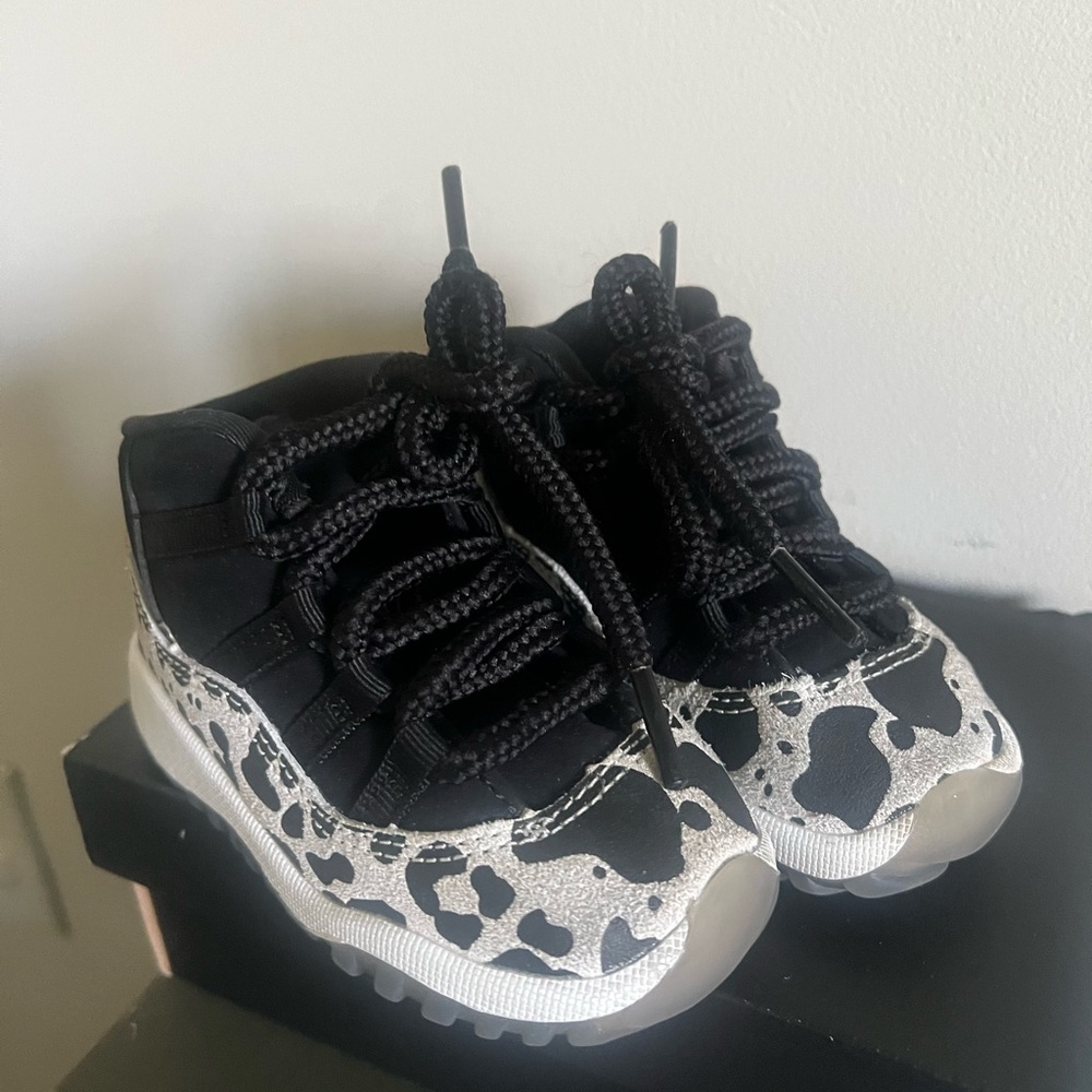 Toddler black and white Jordan 6C